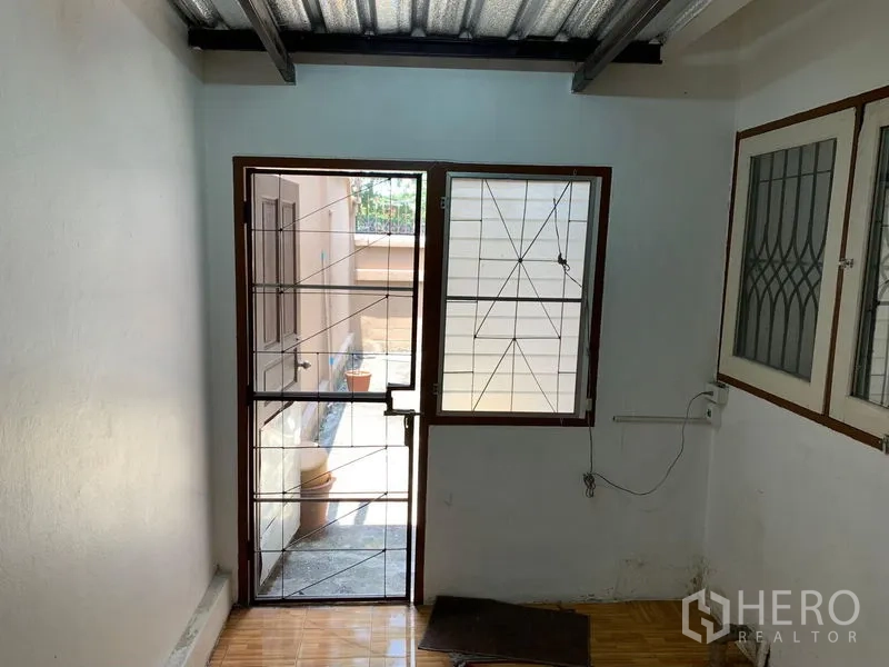 办公空间 出租在Chatuchak, Bangkok - 后方杂物区，金属屋顶，带防盗网的门窗。