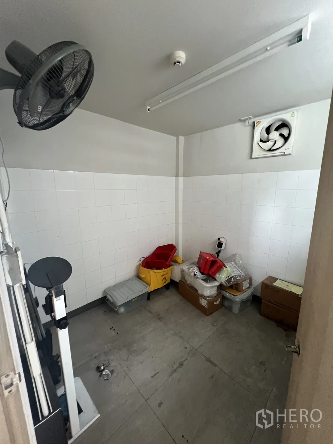อาคารพาณิชย์ ให้เช่าในBang Rak, Bangkok - ห้องยูทิลิตี้ขนาดเล็ก ผนังกระเบื้อง พัดลมดูดอากาศ และกล่องเก็บของ
