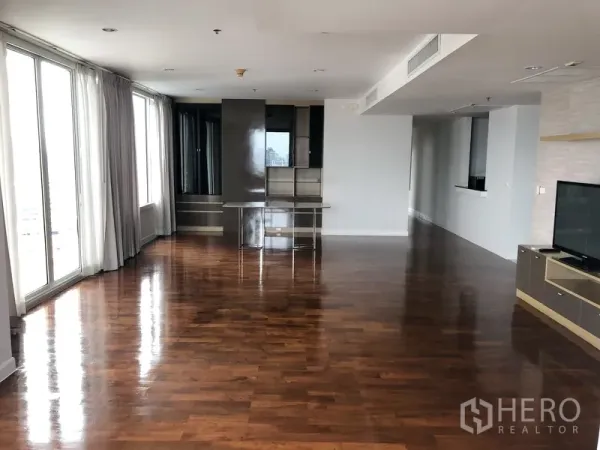 คอนโด ให้เช่าในKhlong Toei, Bangkok - โถงรับแขกแบบโอเพ่นสเปซ พื้นไม้ และพื้นที่รับประทานอาหาร ใกล้หน้าต่างเต็มบาน