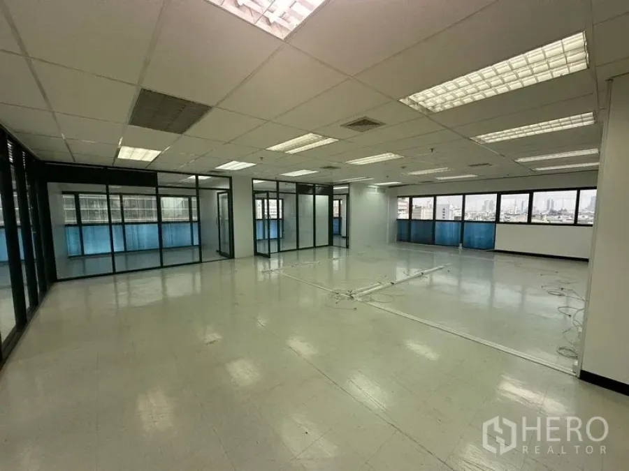 办公空间 出租在Phaya Thai, Bangkok - 宽敞的开放式区域，设多间玻璃办公室和宽幅窗。