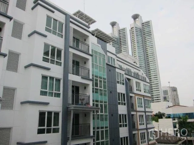 คอนโด ให้เช่าในKhlong Toei, Bangkok - ภาพภายนอกคอนโดโลว์ไรส์มีระเบียง ตั้งอยู่ใกล้อาคารไฮไรส์