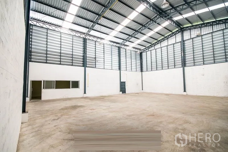 คลังสินค้า ให้เช่า - ภายในคลังสินค้ามีส่วนออฟฟิศในตัวและประตูทางเข้าด้านข้าง
