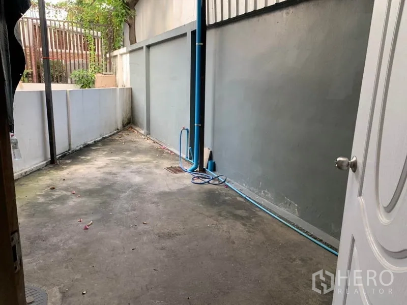 店屋 出售在Lat Phrao, Bangkok - 露天后院，沿墙设给水与排水点。