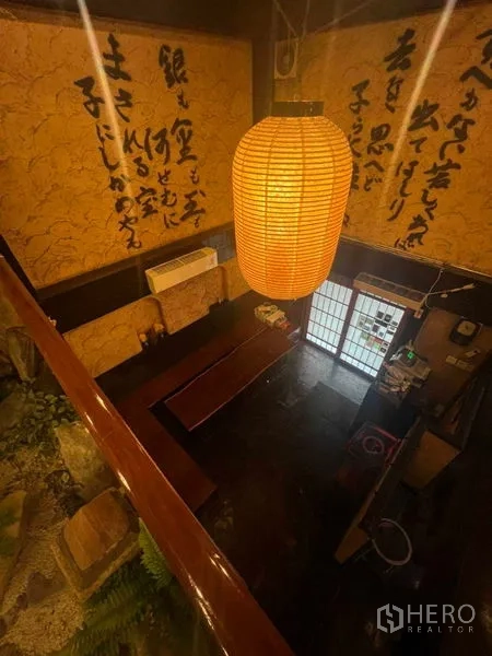 อาคารพาณิชย์ ให้เช่าในKhlong Toei, Bangkok - มุมมองด้านบนของโถงทางเข้า มีโคมกระดาษขนาดใหญ่และผนังลายอักษร