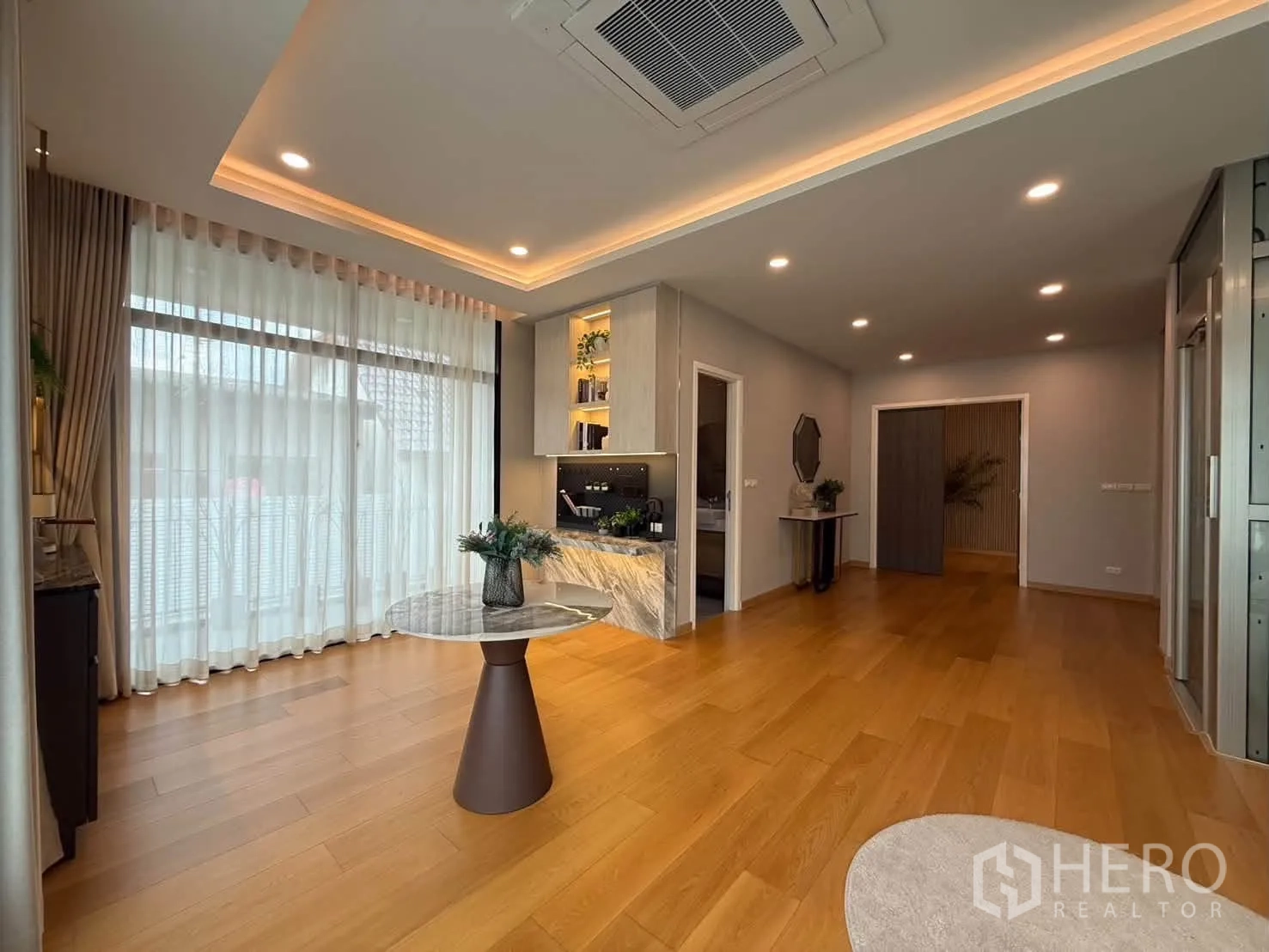 独栋房屋 for rent in Suan Luang, Bangkok - 起居区设通高落地窗、内置柜与木地板。