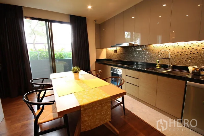 คอนโด ให้เช่าหรือขายในKhlong Toei, Bangkok - โต๊ะทานอาหารข้างประตูระเบียงและครัวแนวตรงตู้เงา