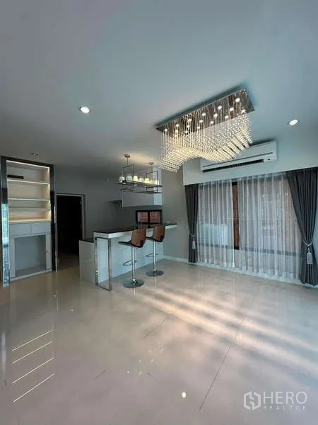 独立式住宅 出售在Prawet, Bangkok - 一层房间，木纹地板和内置柜。