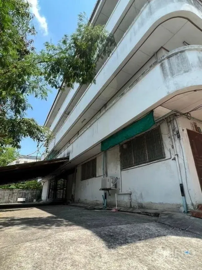 Factory for rent in Bang Na, Bangkok - Multi-storey factory exterior with driveway and shade canopy in Bang Na.