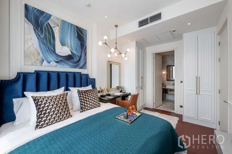 คอนโด ให้เช่าในWatthana, Bangkok - มุมมองจากห้องนอนไปยังตู้บิลต์อินและห้องน้ำหินอ่อนแบบต่อเนื่อง