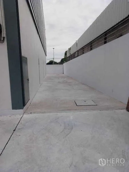 คลังสินค้า ให้เช่าในKhlong Toei, Bangkok - ทางบริการด้านข้างพื้นคอนกรีตตลอดแนวผนังโกดัง