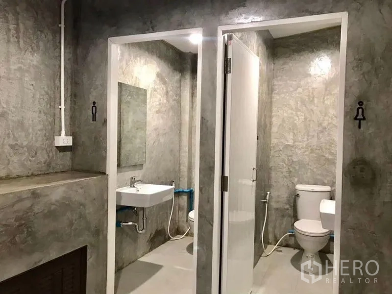 สำนักงานที่บ้าน ให้เช่าในBang Rak, Bangkok - ห้องน้ำคู่ ผนังปูนสีเทา มีโถสุขภัณฑ์และอ่างล้างหน้าแยกสัดส่วน