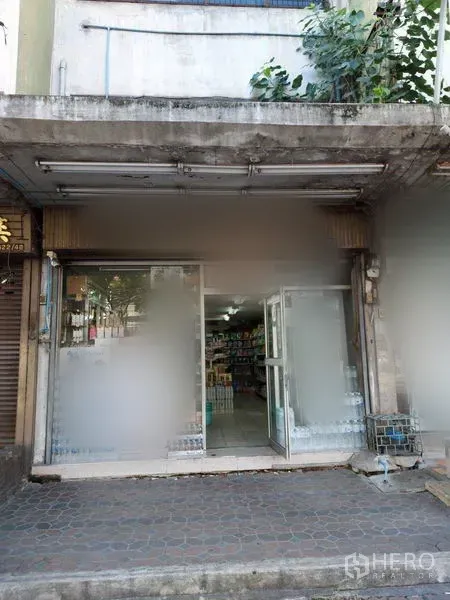 零售空间 出租在Bang Na, Bangkok - 临街店面外观，推拉玻璃门，门面宽阔并预留招牌位置，行人步道在前。