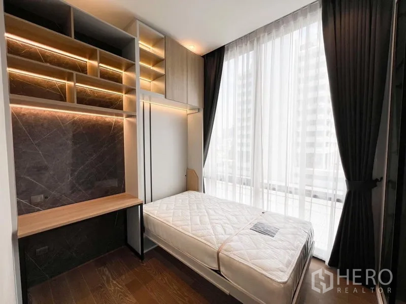 คอนโด ให้เช่าในPathum Wan, Bangkok - ห้องนอนรองเตียงเดี่ยว หน้าต่างบานใหญ่พร้อมผ้าม่านทึบและม่านโปร่ง