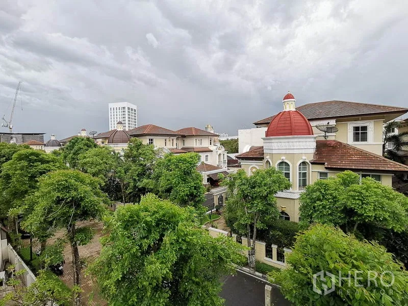 ทาวน์เฮาส์ ให้เช่าหรือขายในYan Nawa, Bangkok - วิวชุมชนร่มรื่น บ้านพักอาศัยหลังคาทรงโดมเรียงราย