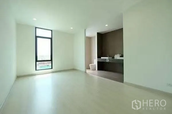 สำนักงานที่บ้าน ให้เช่าในChatuchak, Bangkok - ห้องโปร่งสว่างมีหน้าต่างสูง พื้นโทนอ่อน พร้อมมุมเคาน์เตอร์อ่างล้างหน้าเชื่อมเข้าห้องน้ำ