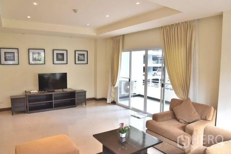 房间 出租在Sathon, Bangkok - 客厅带电视柜与通往阳台的推拉门。