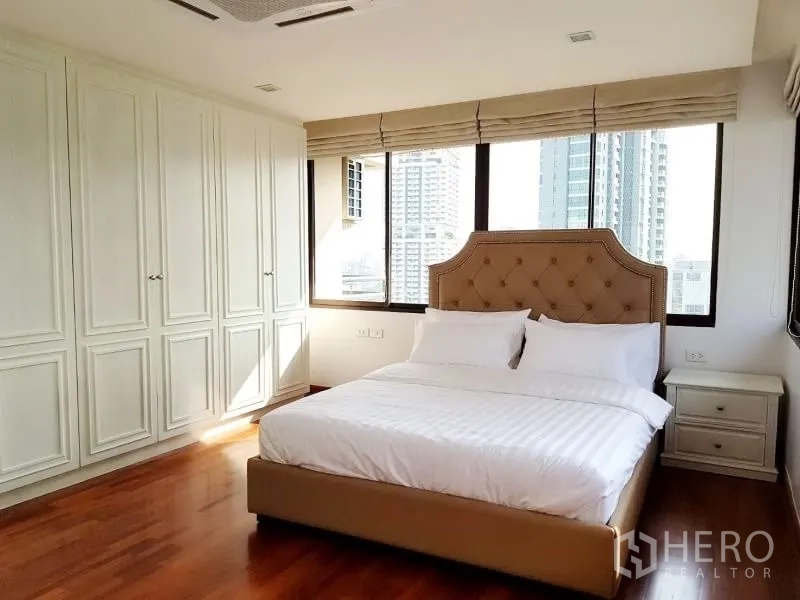 公寓 出租在Watthana, Bangkok - 转角卧室，大窗与内置衣柜，可眺望天际线。