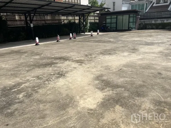 零售空间 出租在Watthana, Bangkok - 院内宽阔停车区，设有部分遮棚车位。