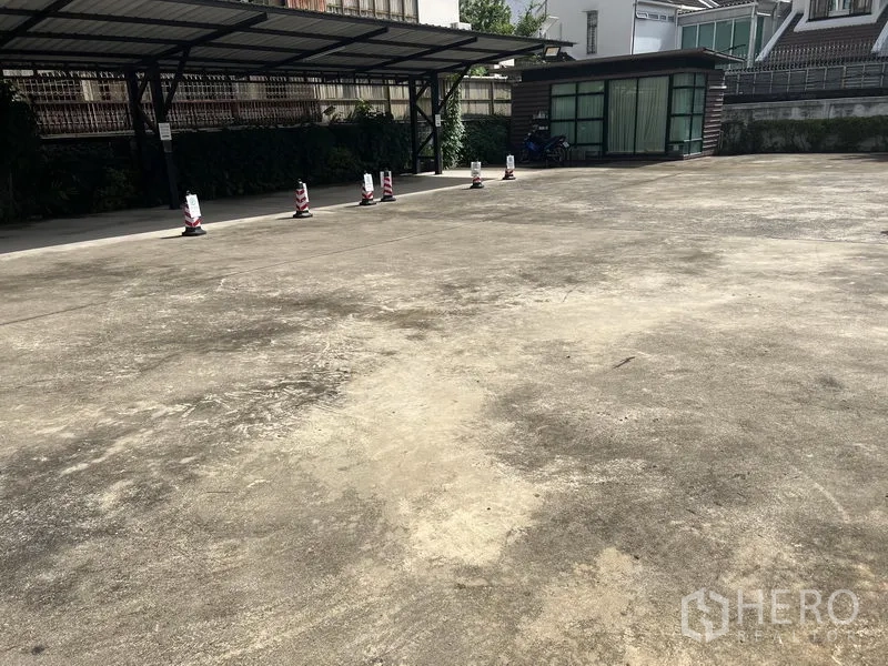 零售空间 出租在Watthana, Bangkok - 院内宽阔停车区，设有部分遮棚车位。