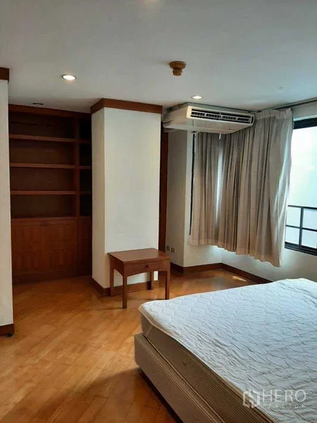 อพาร์ทเมนท์ ให้เช่าในWatthana, Bangkok - ห้องนอนใหญ่มีหน้าต่างบานกว้าง ตู้ชั้นบิลท์อิน และเครื่องปรับอากาศ