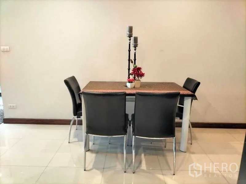 คอนโด ให้เช่าในWatthana, Bangkok - โต๊ะทานข้าว 4 ที่นั่ง เก้าอี้สีดำและของตกแต่งบนโต๊ะ