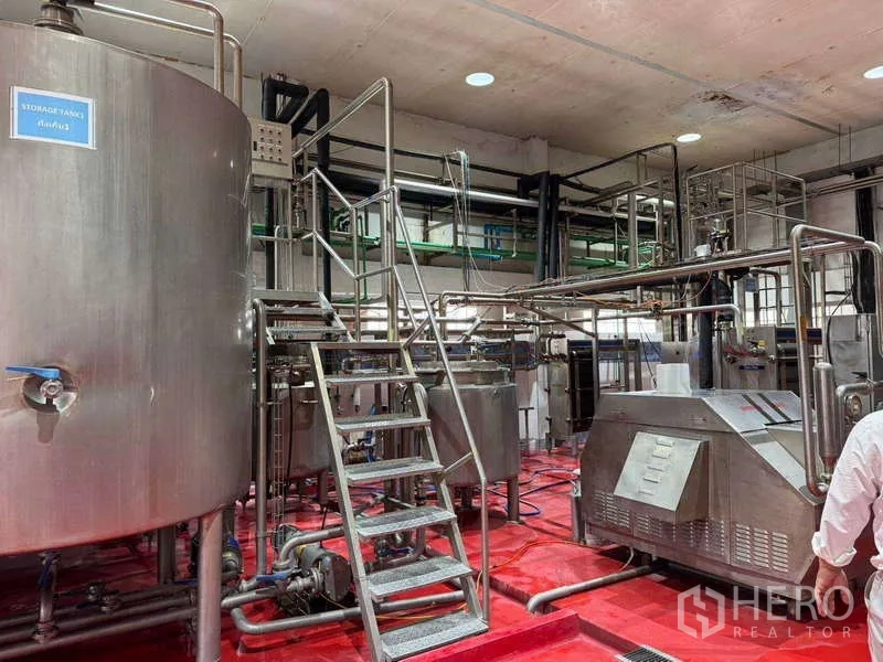 工厂 出售在Samut Prakan - 不锈钢平台、楼梯及连接多台设备的管路系统。