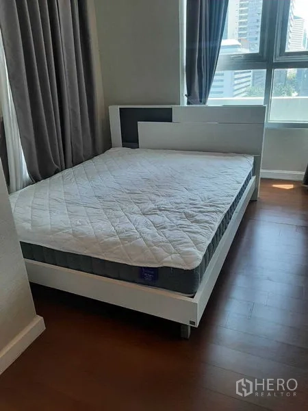 Condominium for rent or sale in Huai Khwang, Bangkok - Bedroom with double bed, floor-to-ceiling windows and city views
