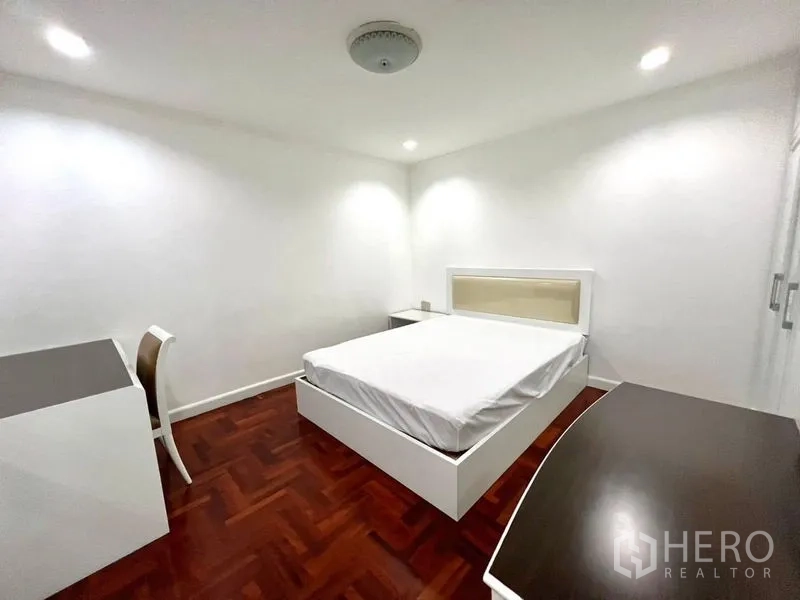 คอนโด ให้เช่าในWatthana, Bangkok - ห้องนอนที่สองพร้อมเตียง โต๊ะทำงาน และพื้นปาร์เกต์ใต้ไฟดาวน์ไลท์