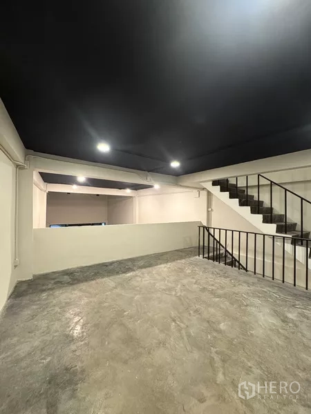 อาคารพาณิชย์ ให้เช่า - ห้องออฟฟิศพร้อมหน้าต่างใหญ่และช่องกระจกภายใน พร้อมใช้งาน