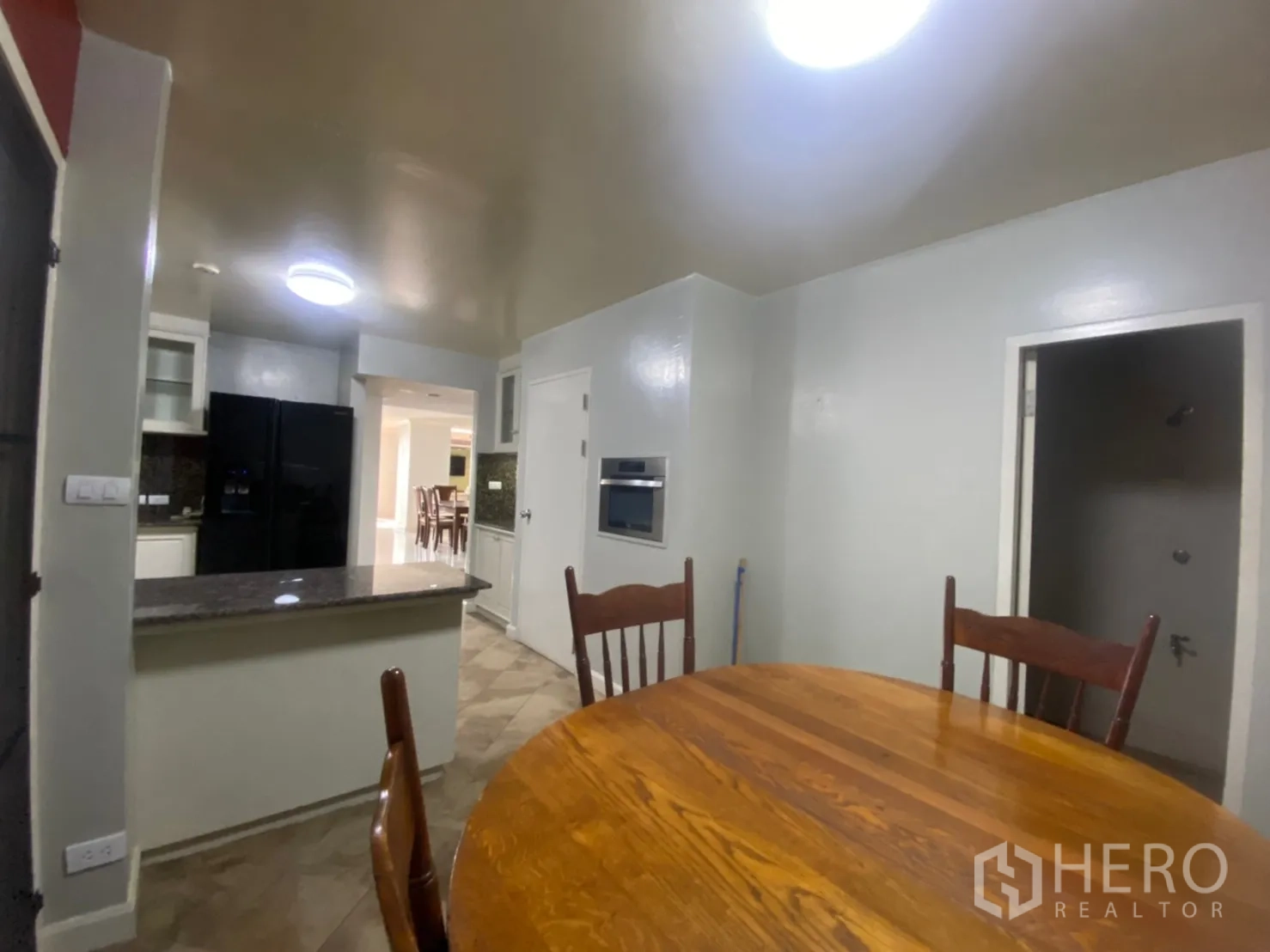 คอนโด ให้เช่าหรือขายในWatthana, Bangkok - มุมทานอาหารเช้าข้างครัว โต๊ะไม้กลมพร้อมเก้าอี้