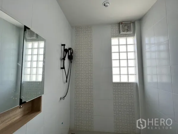 带办公室的家 出租在Watthana, Bangkok - 现代浴室，玻璃砖采光窗、瓷砖墙面与手持花洒。