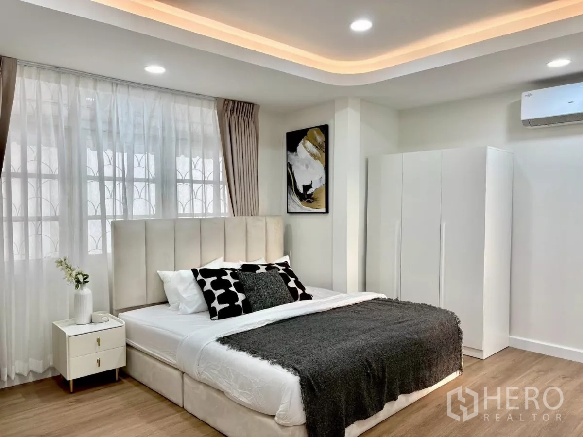 Detached House for rent in Huai Khwang, Bangkok - Master bedroom angle showing wardrobe and bedside tables