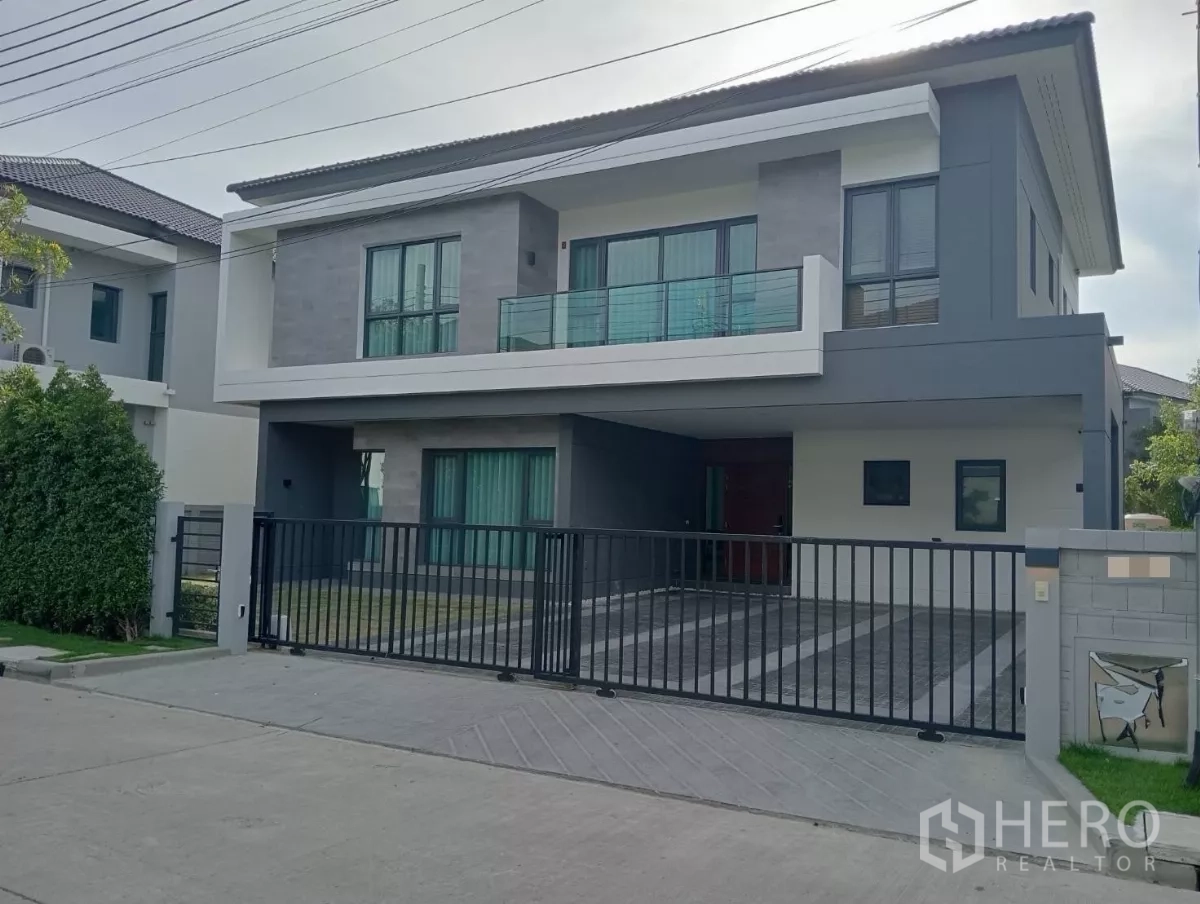 Detached House for rent in Bang Phli, Samut Prakan - Modern two-storey detached house with gated driveway and balcony.