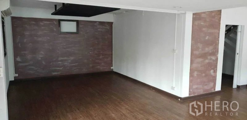 带办公室的家 出租在Chatuchak, Bangkok - 宽敞空房，深色木地板与白色墙面，适合改造办公。