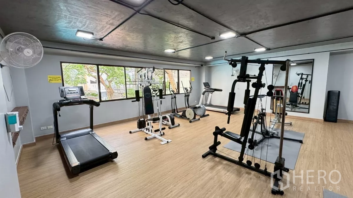 คอนโด ให้เช่าในKhlong Toei, Bangkok - ห้องฟิตเนสอาคาร มีเครื่องคาร์ดิโอและเวทเทรนนิ่งครบ