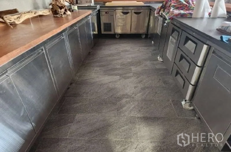 พื้นที่ขายปลีก ให้เช่าในWatthana, Bangkok - พื้นที่บาร์หลังบ้านพร้อมตู้สแตนเลสและพื้นลายหิน