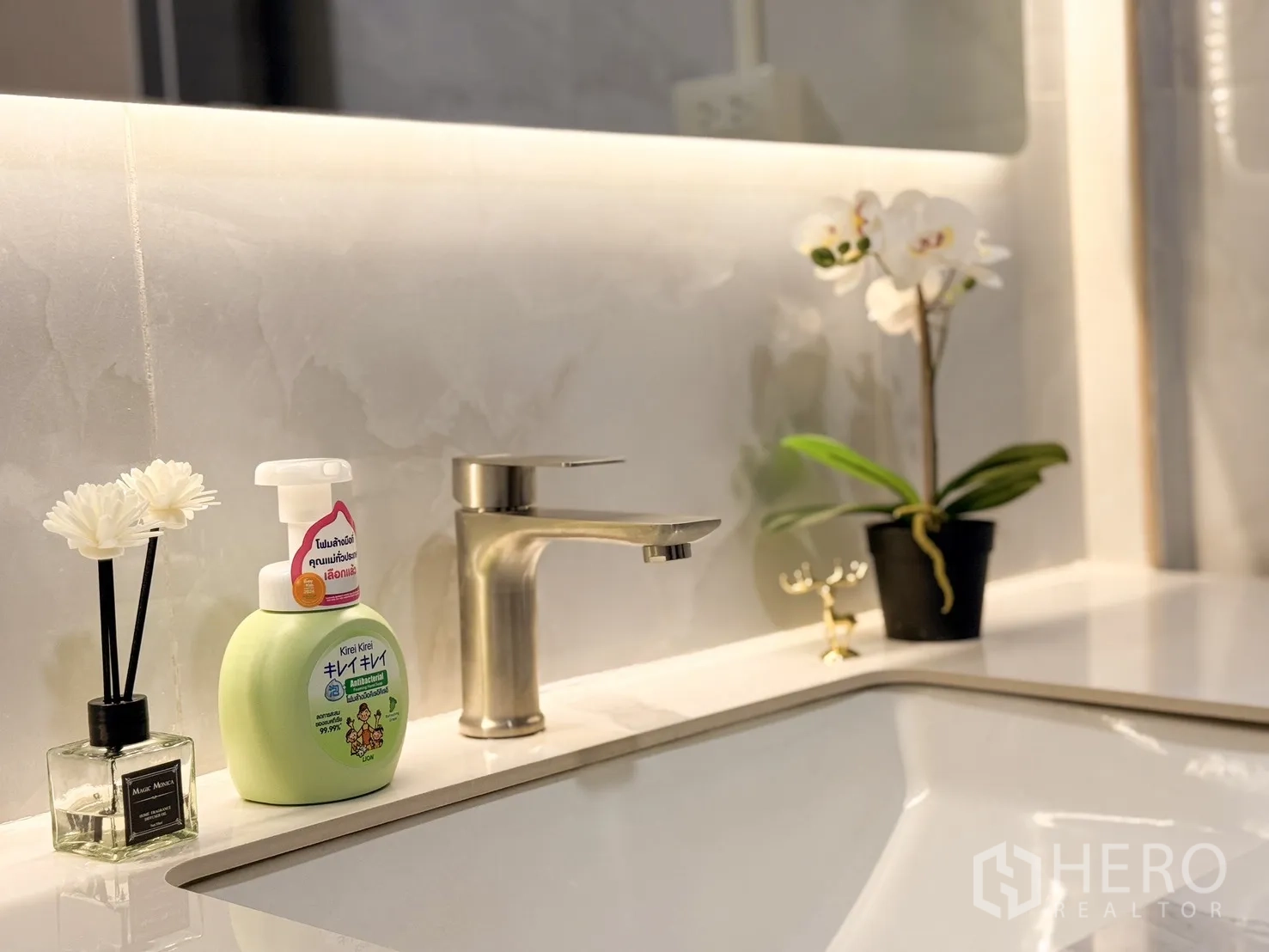 店屋 出租在Ratchathewi, Bangkok - 洗手台特写：龙头、背光镜、兰花与香薰。