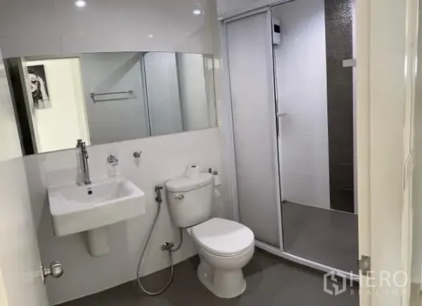 คอนโด ขายในKhlong Toei, Bangkok - ห้องน้ำสว่าง มีอ่างล้างหน้า โถสุขภัณฑ์ และห้องอาบน้ำกระจกกั้น