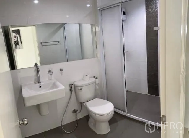 คอนโด ขายในKhlong Toei, Bangkok - ห้องน้ำสว่าง มีอ่างล้างหน้า โถสุขภัณฑ์ และห้องอาบน้ำกระจกกั้น