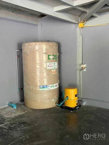คลังสินค้า ให้เช่าในBang Khun Thian, Bangkok - ถังเก็บน้ำพร้อมปั๊มน้ำติดตั้งบริเวณมุมโกดัง