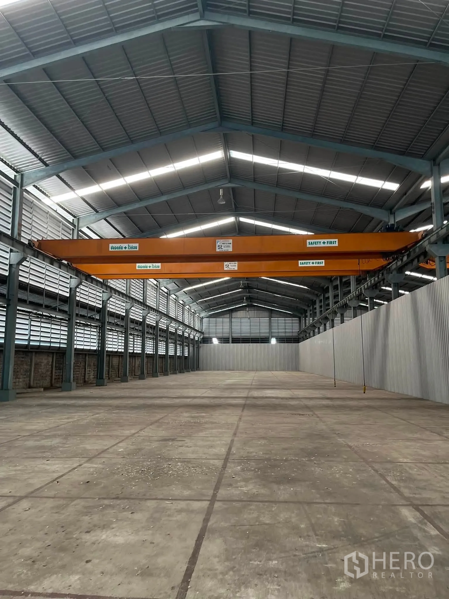 Warehouse for rent in Bang Phli, Samut Prakan - Perspective of the central bay highlighting the overhead crane system.