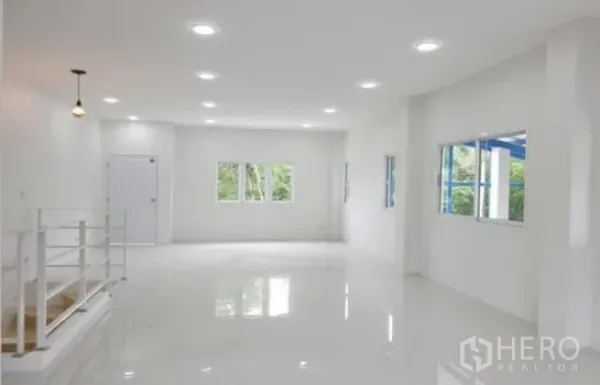 คลังสินค้า ให้เช่าในPrawet, Bangkok - ชั้นบนแบบโอเพ่นสเปซกว้าง มีหน้าต่าง ไฟดาวน์ไลท์ และราวกันตก