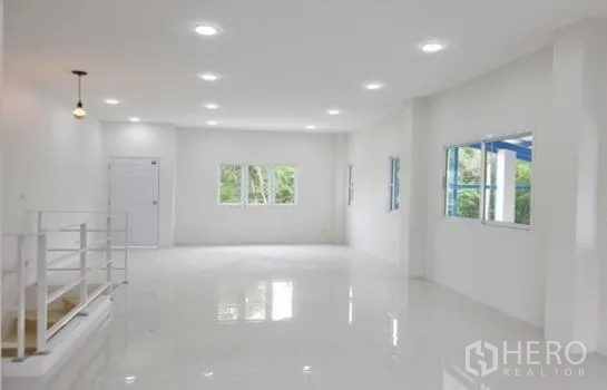 คลังสินค้า ให้เช่าในPrawet, Bangkok - ชั้นบนแบบโอเพ่นสเปซกว้าง มีหน้าต่าง ไฟดาวน์ไลท์ และราวกันตก