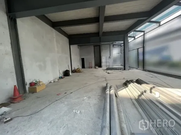 พื้นที่ขายปลีก ให้เช่าในWatthana, Bangkok - พื้นที่ค้าปลีกแบบโอเพ่นเพลน เพดานสูง คานเหล็ก และผนังกระจกฝ้า อยู่ในสภาพพร้อมตกแต่ง