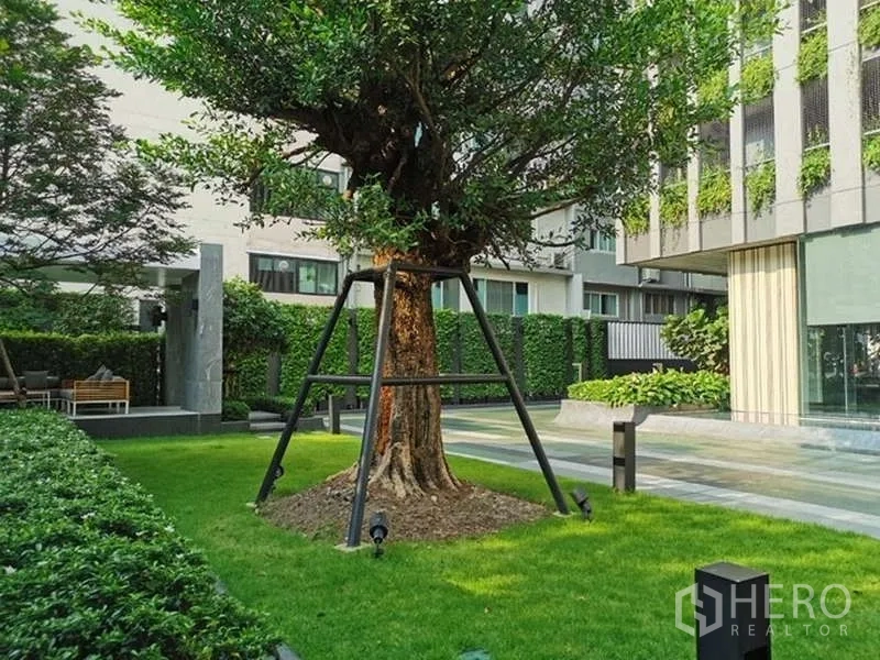 คอนโด ให้เช่าหรือขายในWatthana, Bangkok - สวนส่วนกลางเขียวชอุ่มกับต้นไม้ใหญ่หน้าอาคาร