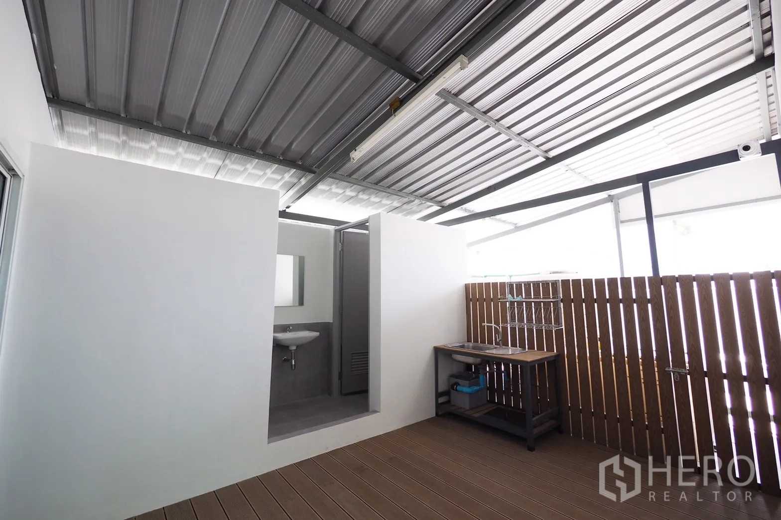 สำนักงาน ให้เช่าในKhlong Toei, Bangkok - ระเบียงใช้งานเอนกประสงค์มีอ่างล้างจาน กันสาดโลหะ และทางเข้าห้องน้ำ