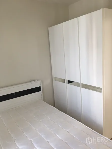 คอนโด ให้เช่าในPhaya Thai, Bangkok - ห้องนอนที่สอง เตียงสีขาวและตู้เสื้อผ้าบานเลื่อน โทนเรียบสบายตา