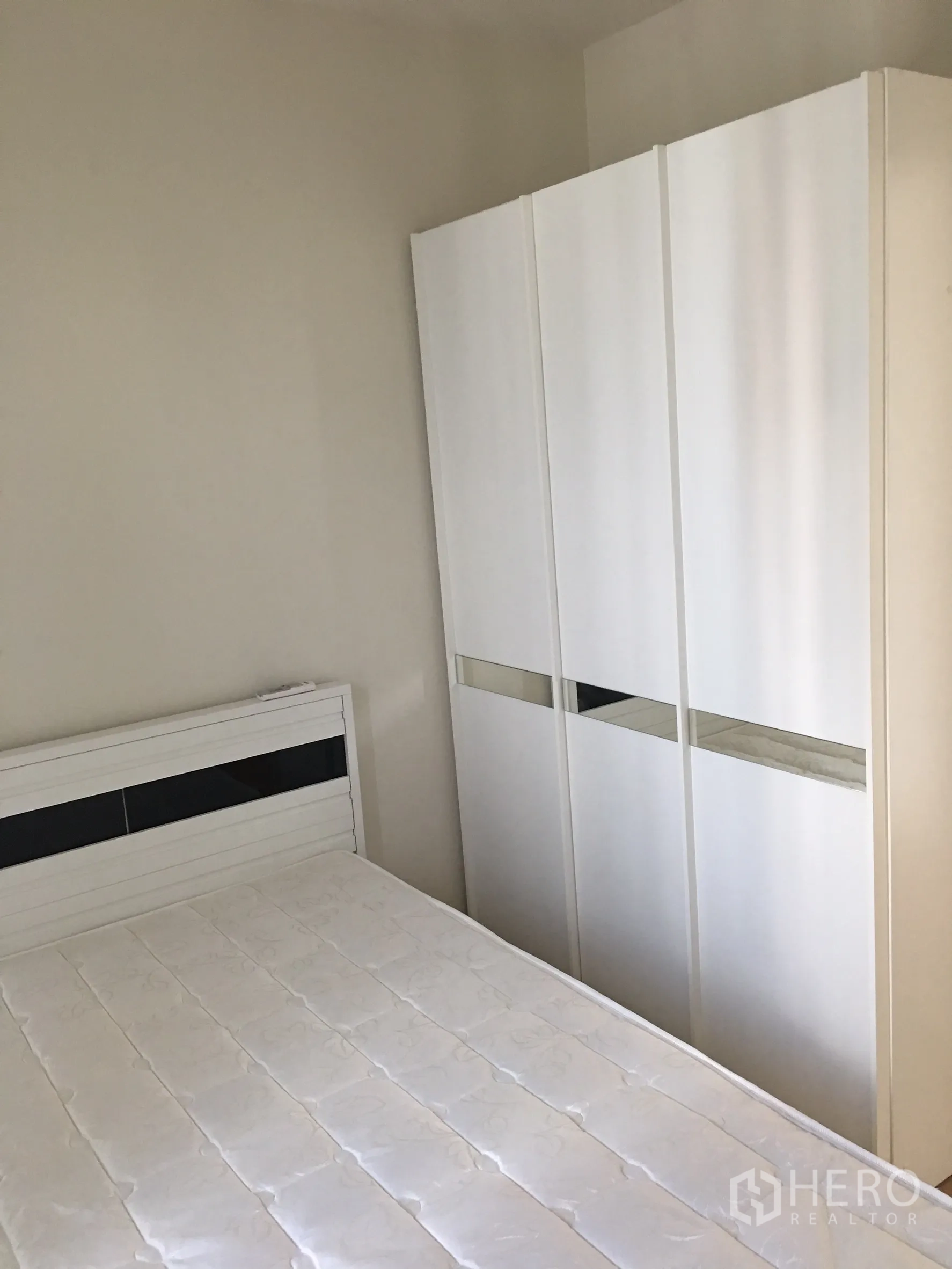 คอนโด ให้เช่าในPhaya Thai, Bangkok - ห้องนอนที่สอง เตียงสีขาวและตู้เสื้อผ้าบานเลื่อน โทนเรียบสบายตา