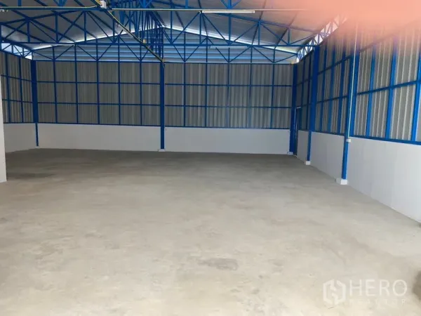 คลังสินค้า ให้เช่าในBueng Kum, Bangkok - ภายในโกดังโล่ง เพดานสูง โครงหลังคาเหล็ก พื้นคอนกรีตเรียบ