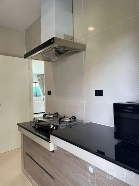 Detached House for rent in Bang Kapi, Bangkok - Thai kitchen with gas hobs, range hood and microwave.
